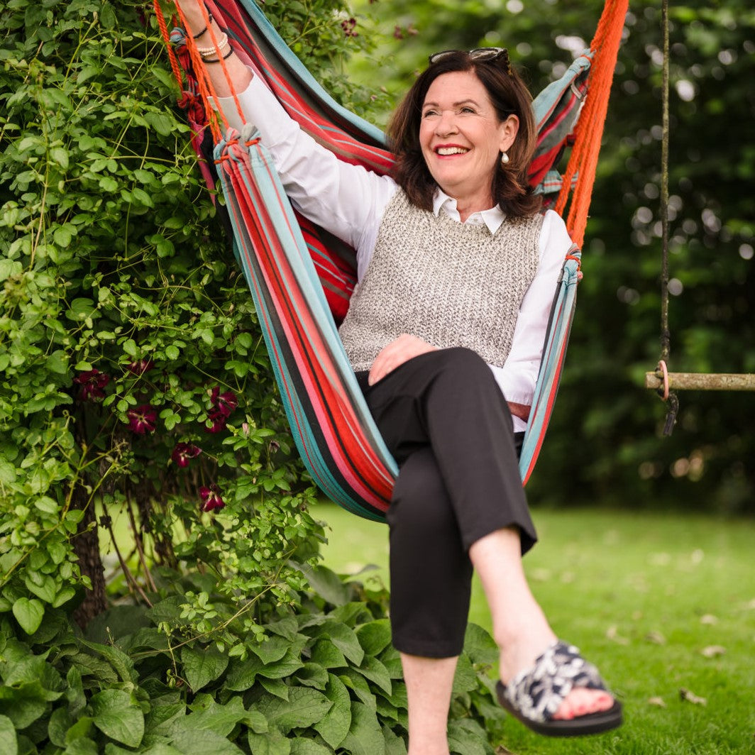 imini-Erfinderin Stefanie präsentiert modische, bequeme, orthopädische Sandalen für Frauen mit Einlagen und Fußproblemen