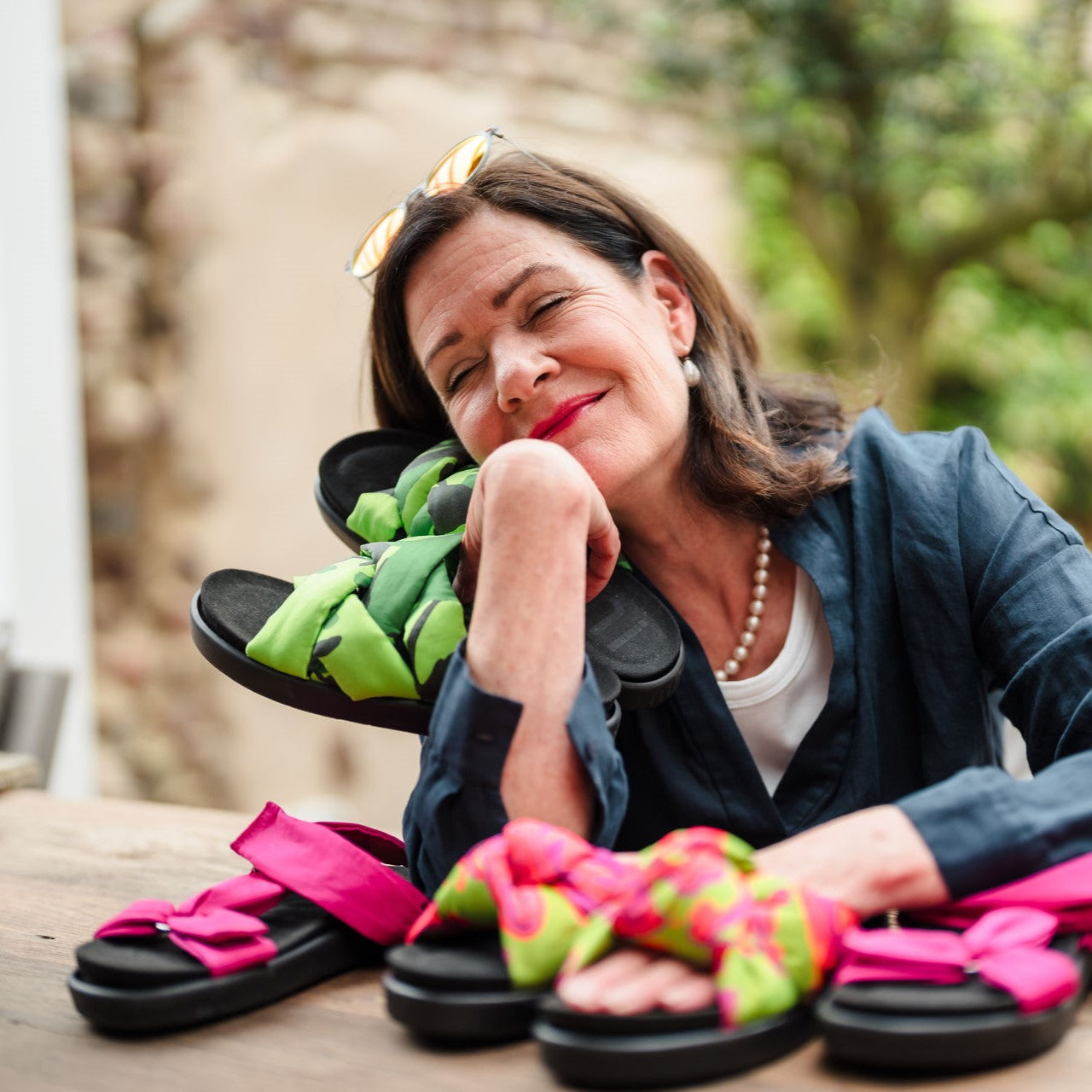 imini-Erfinderin Stefanie präsentiert modische, bequeme, orthopädische Sandalen für Frauen mit Einlagen und Fußproblemen