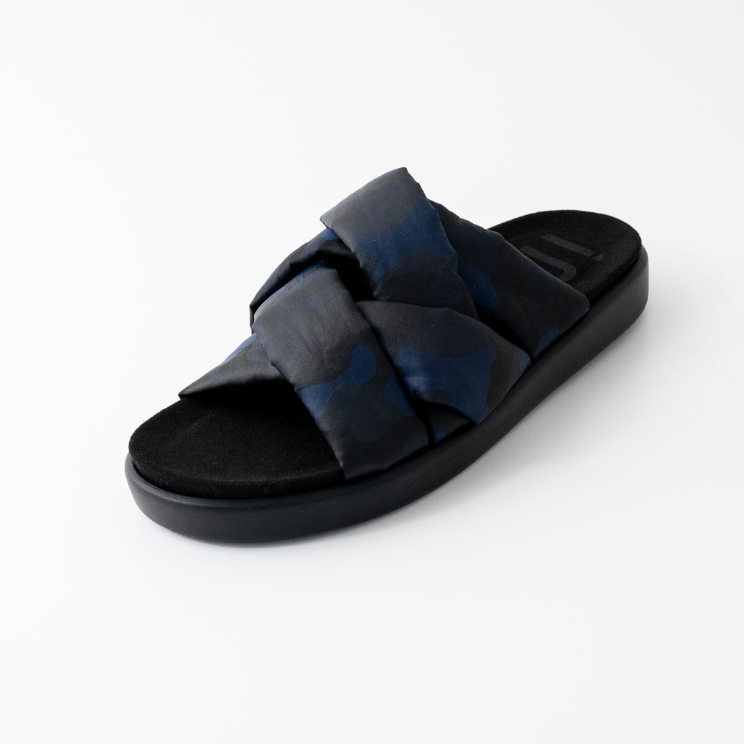 blau-schwarze, vegane Pantolette mit Wechselfußbett