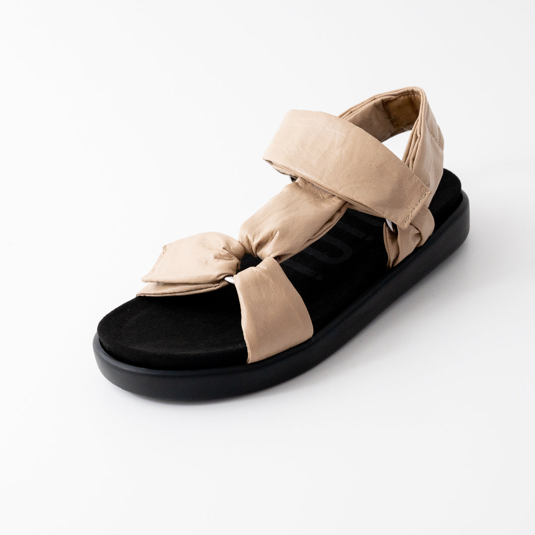 Trekking-Sandale in beige mit herausnehmbarem Fußbett. Für orthopädische Einlagen geeignet