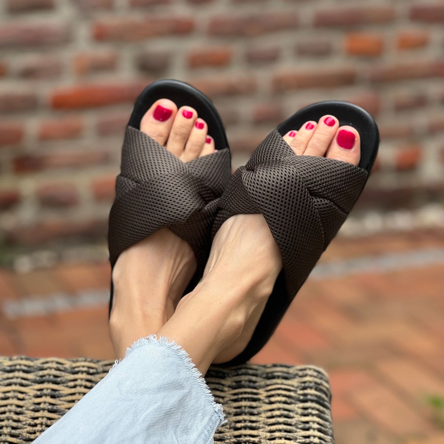 Unser Model trägt moderne Sandalen, die sich für orthopädische Einlagen eignen