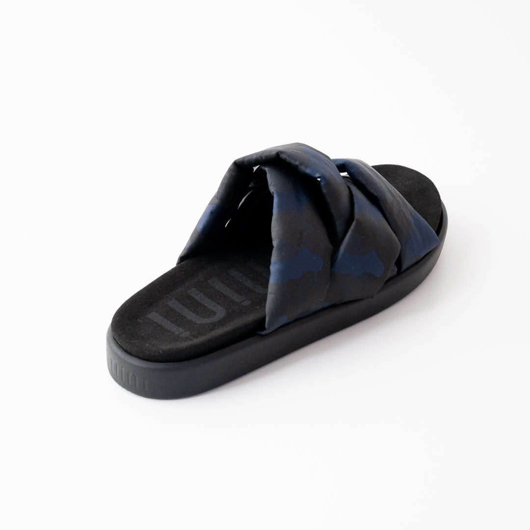 modische Pantolette in blau-schwarz geeignet für orthopädische Einlagen