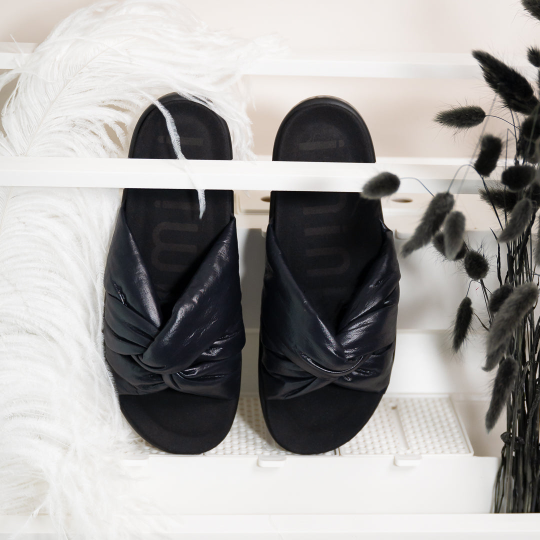 imini Amelie 1000-99 schwarze Pantolette, modern und vegan. Für orthopädische Einlagen geeignet